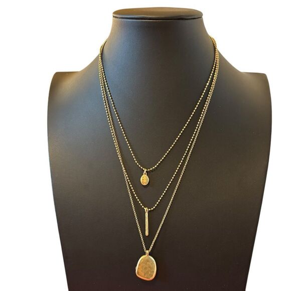 Beautiful Hammered Matte Gold Tone Layered Necklace w/ Rough Cut Pendant. - Picture 4 of 5